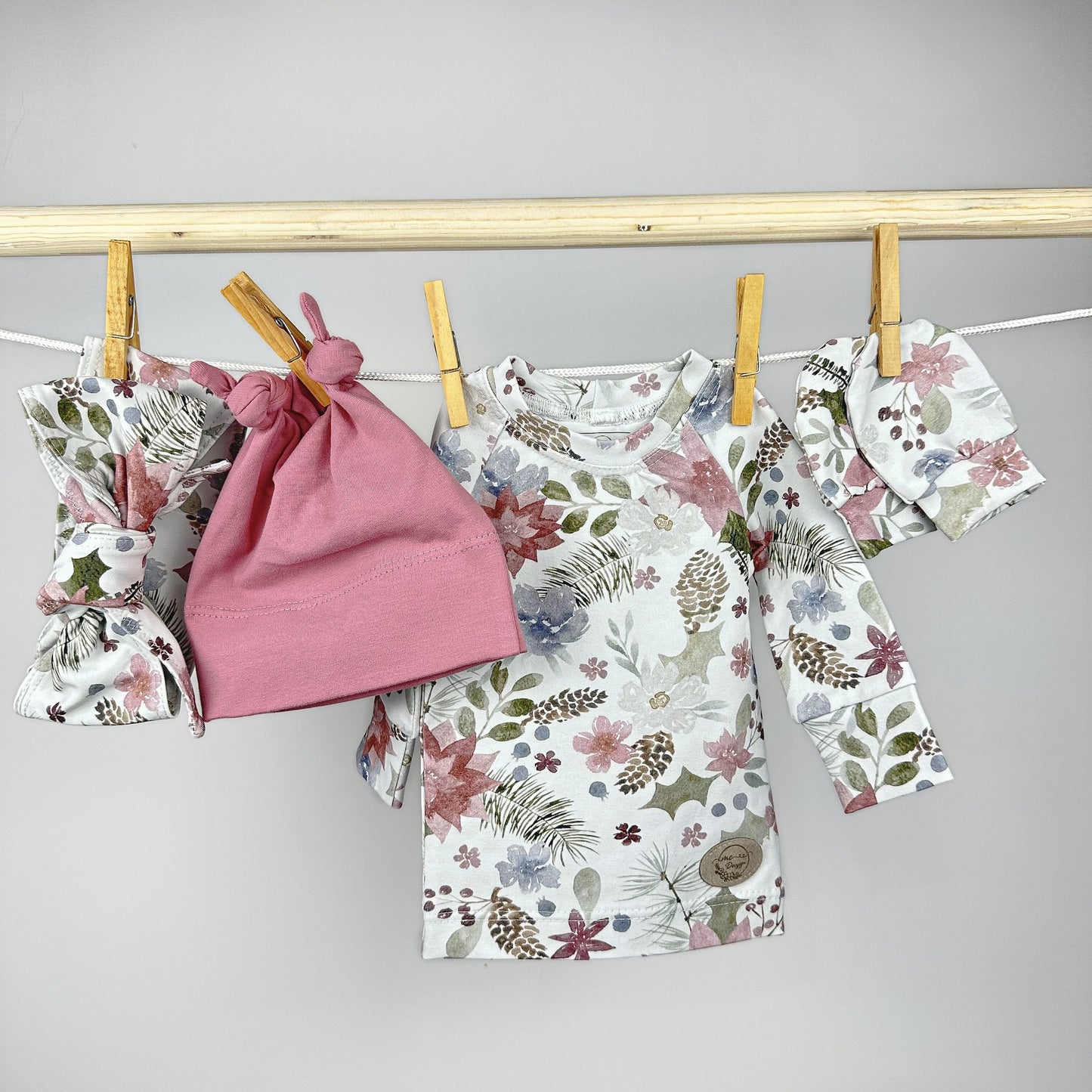 Ensemble d'un chandail, un bonnet, un bandeau et une paires de mitaines anti-grafignes assortis- Fleuris de Noël