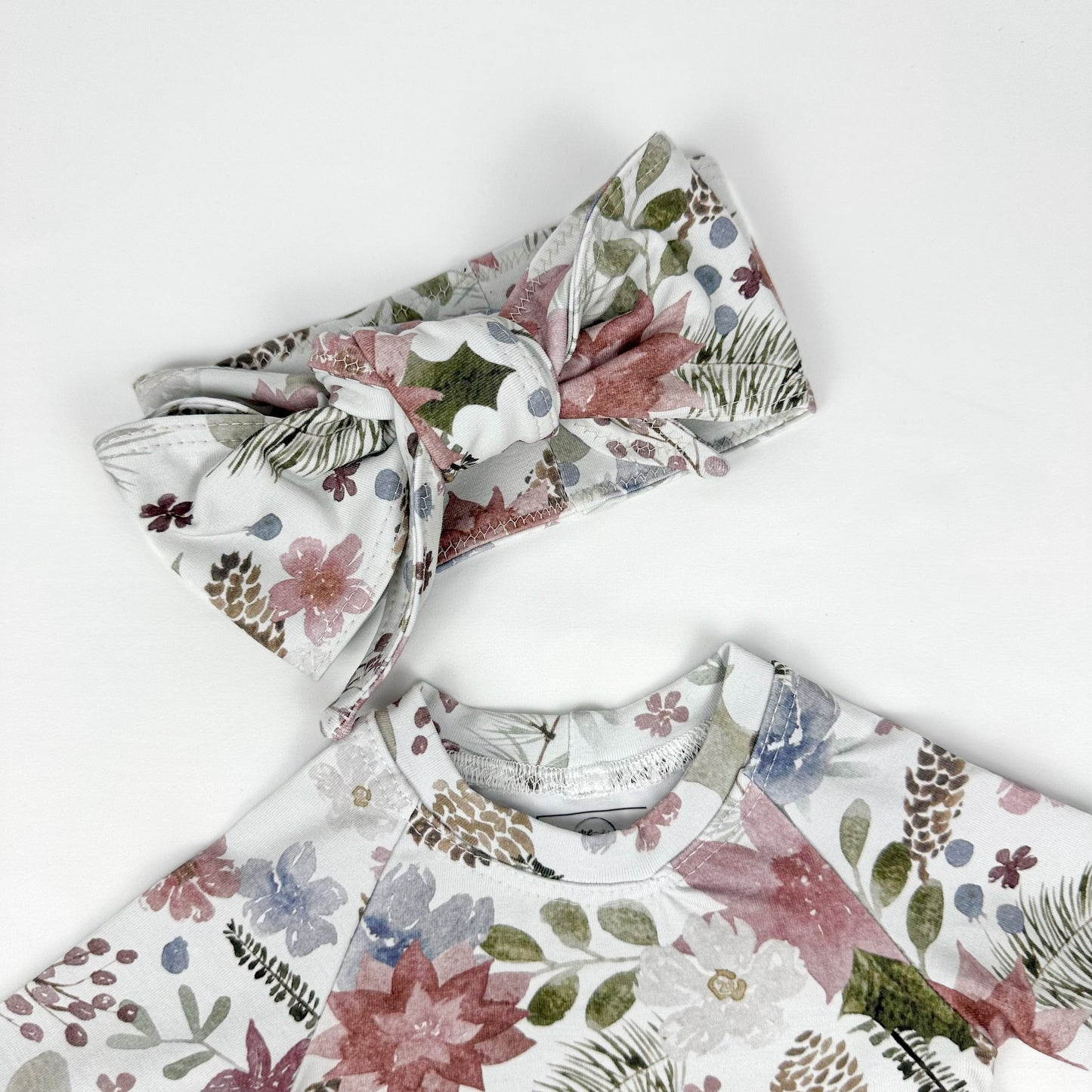 Ensemble d'un chandail, un bonnet, un bandeau et une paires de mitaines anti-grafignes assortis- Fleuris de Noël