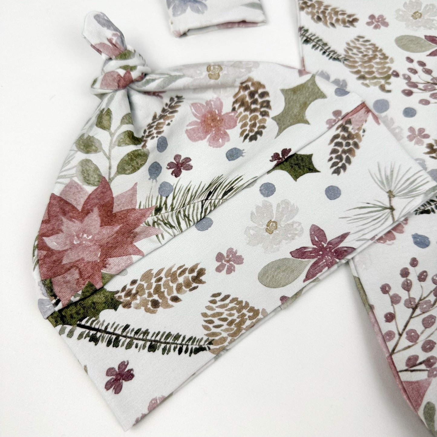 Ensemble d'un chandail, un bonnet, un bandeau et une paires de mitaines anti-grafignes assortis- Fleuris de Noël