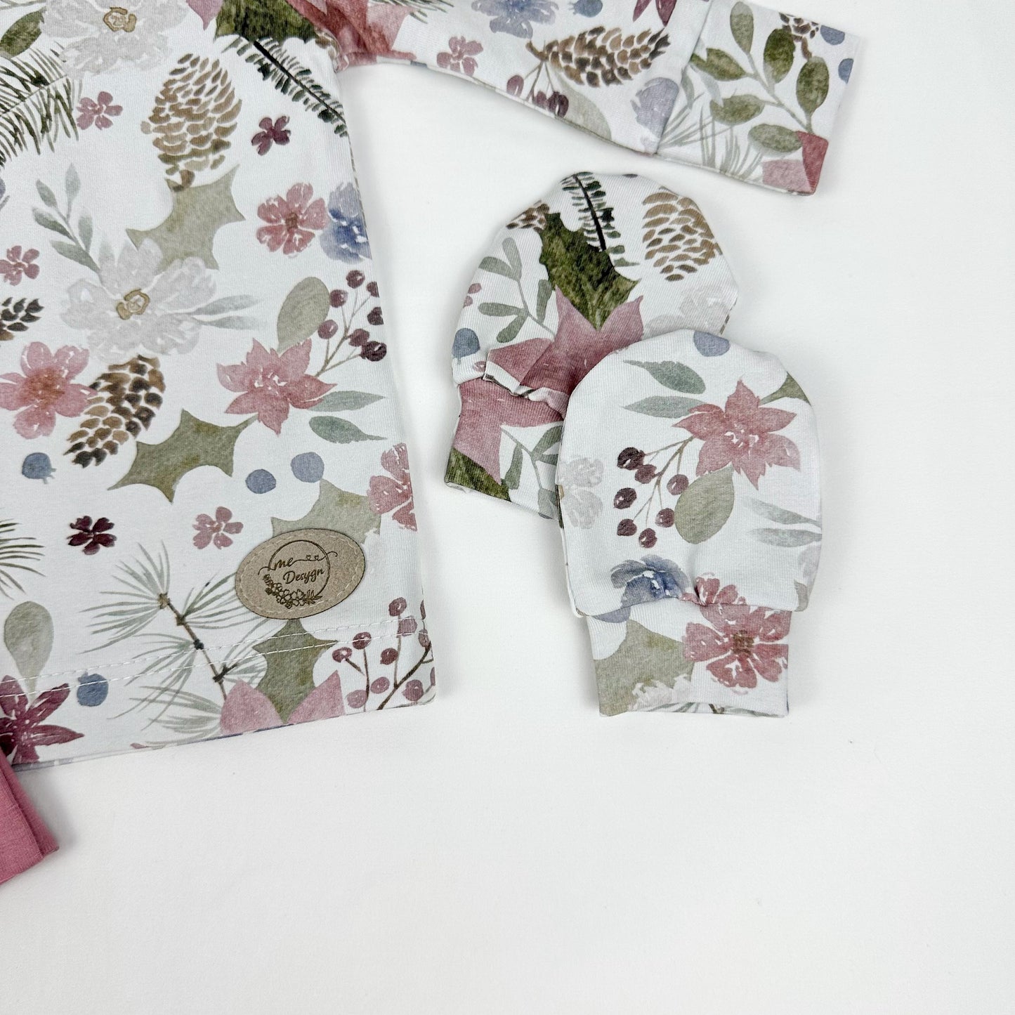 Ensemble d'un chandail, un bonnet, un bandeau et une paires de mitaines anti-grafignes assortis- Fleuris de Noël