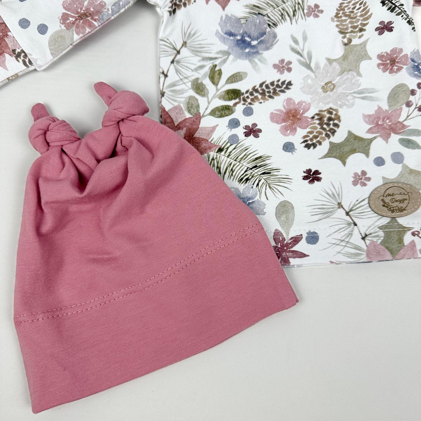 Ensemble d'un chandail, un bonnet, un bandeau et une paires de mitaines anti-grafignes assortis- Fleuris de Noël