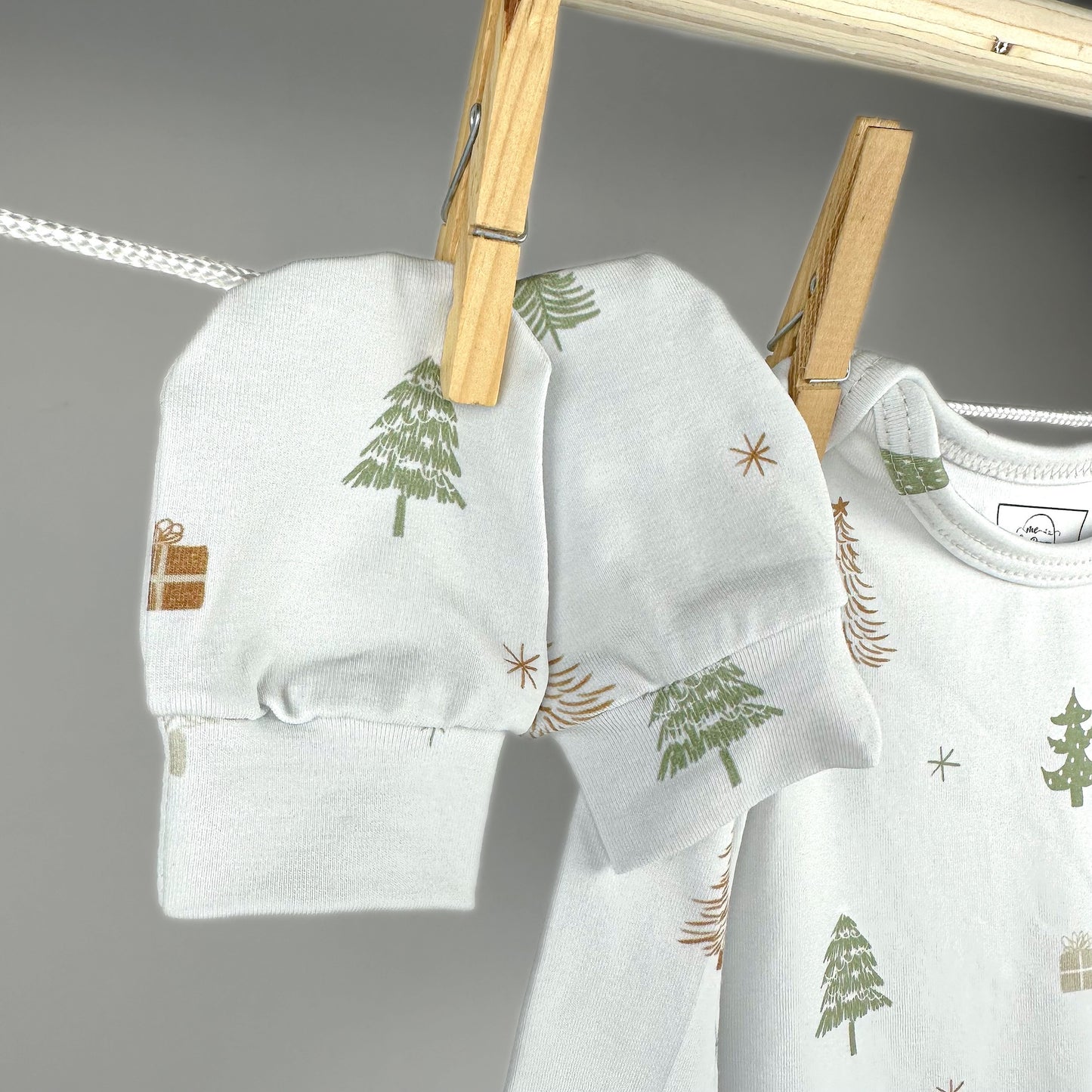 Ensemble chandail/pantalon et bonnet assorti - sapins
