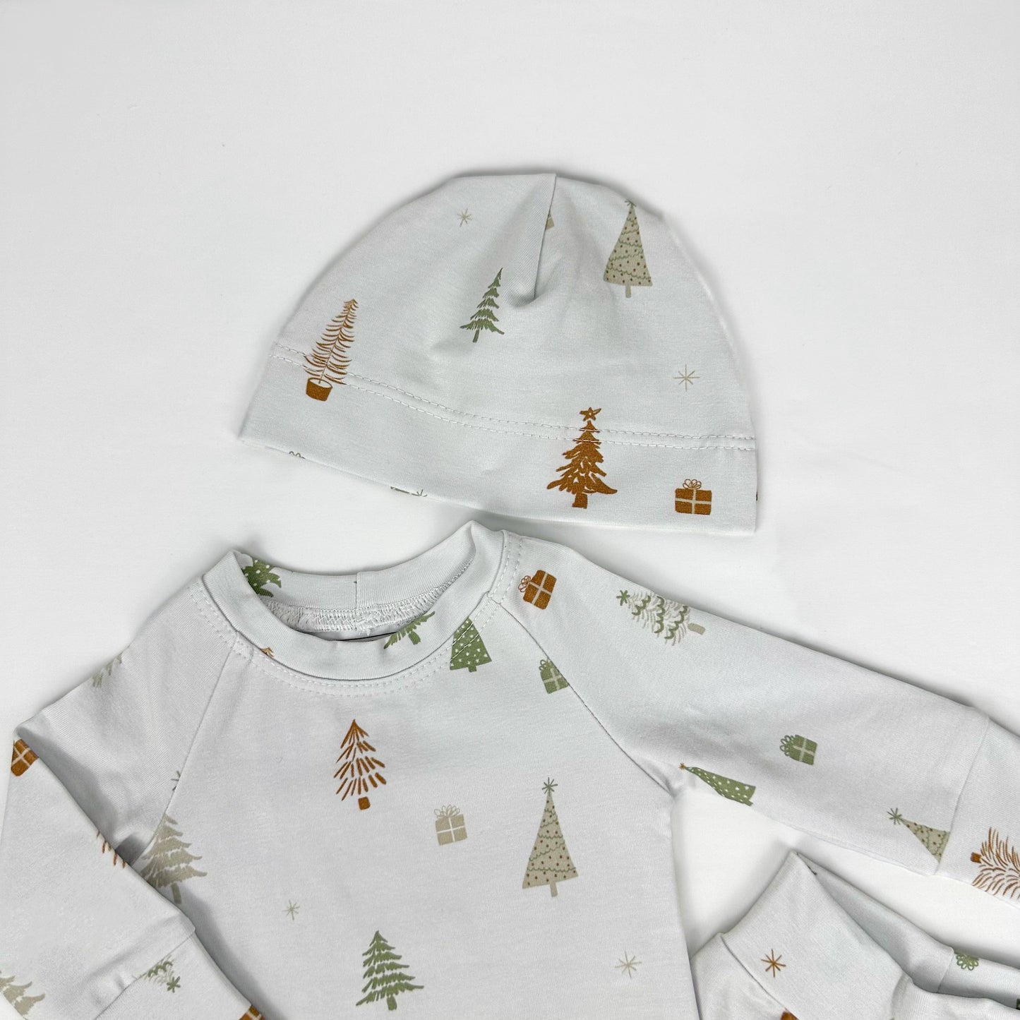 Ensemble chandail/pantalon et bonnet assorti - sapins