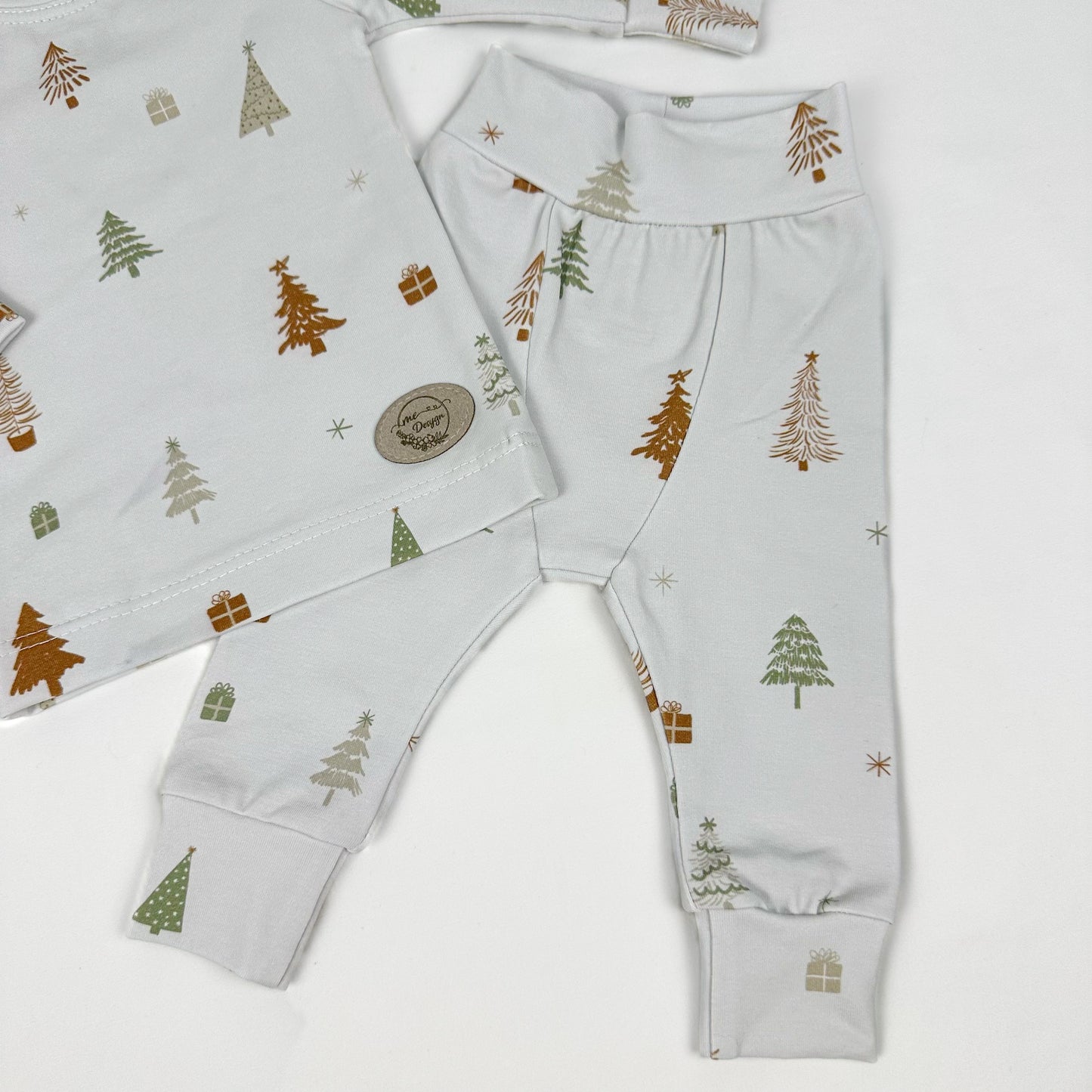 Ensemble chandail/pantalon et bonnet assorti - sapins